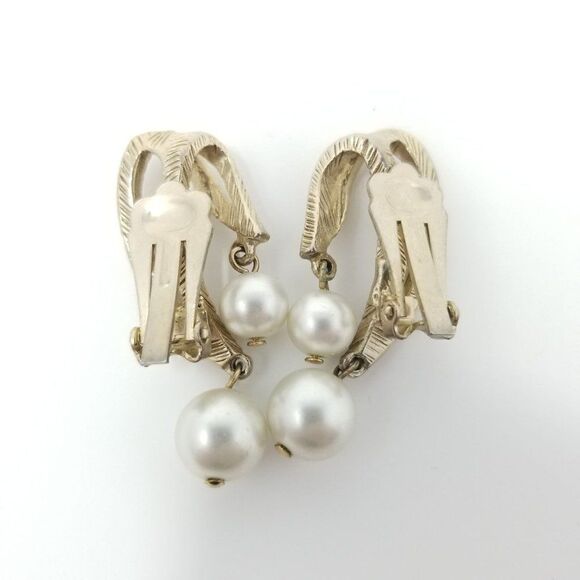 Vintage Faux Pearl Dangle Clip On Earrings, Estate jewelry - Picture 2 of 4